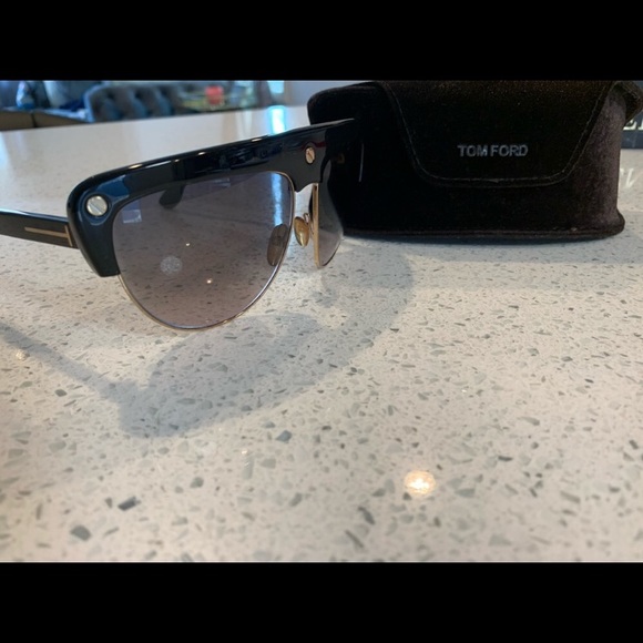 *Authentic* Tom Ford Sunglasses. With Screws Detailing. Almost Like New.Classy👌 - Picture 3 of 3